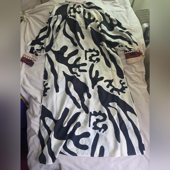 H&M Special Edition Loose Fit Dress Long Sleeves Cream Black Red Nwt - Picture 11 of 16